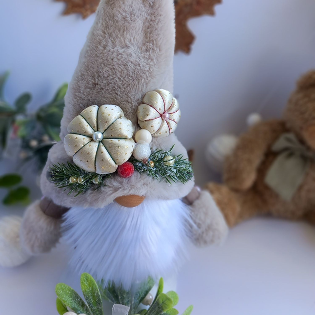 Tomte lutin de Noël au bonnet beige et ses 2 citrouilles dorées