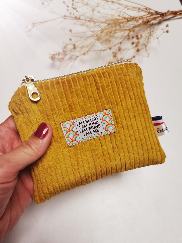 Pochette ROMY &quot;I am smart, I am kind, I am brave, I am me&quot; moutarde 