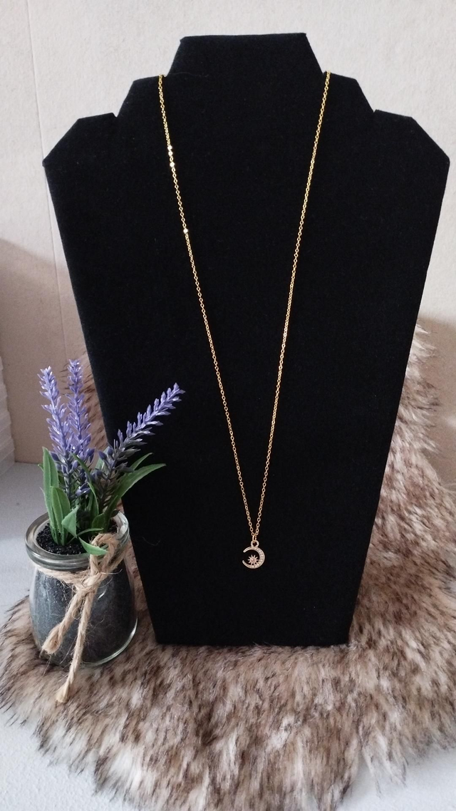 Chaîne doré avec pendentif la lune et l'étoile.