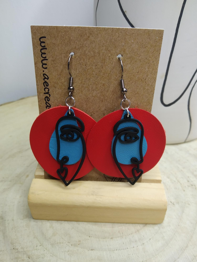 Boucles d&#039;oreilles line art cuir rouge bleu
