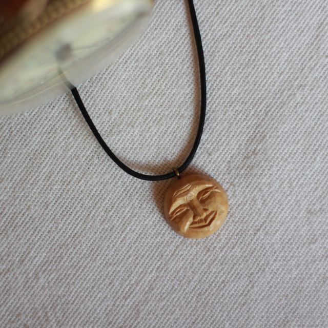 Lune - Pendentif en buis 