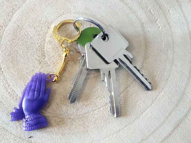 Porte-clés mains en prière violet