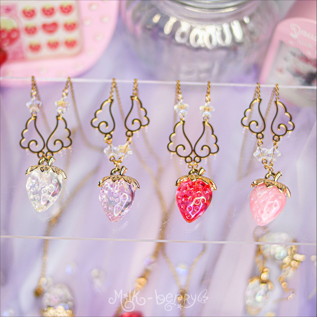 Collier Fraise Céleste Ailée