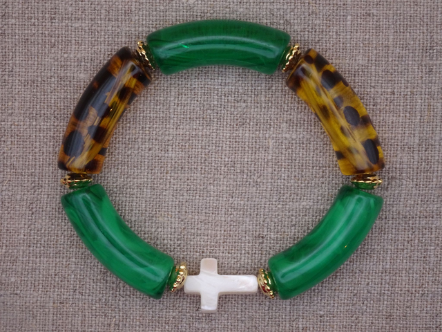 Bracelet croix en nacre, vert et léopard
