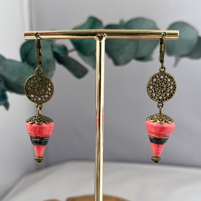 #48 Boucles d’oreilles upcycling en affiche 