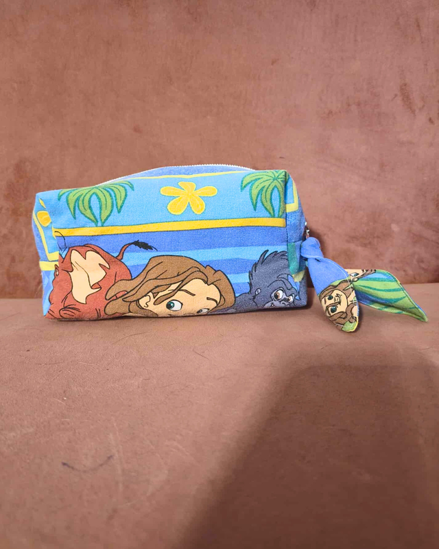 ✨ Trousse matelassée upcyclée – Édition Tarzan ✨