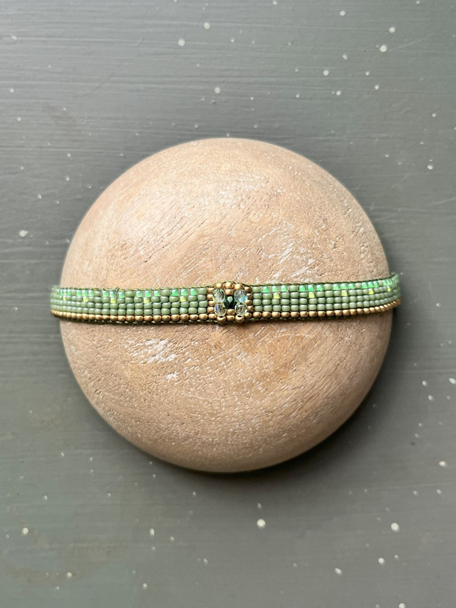 Bracelet en tissage de perles vert amande et or mat