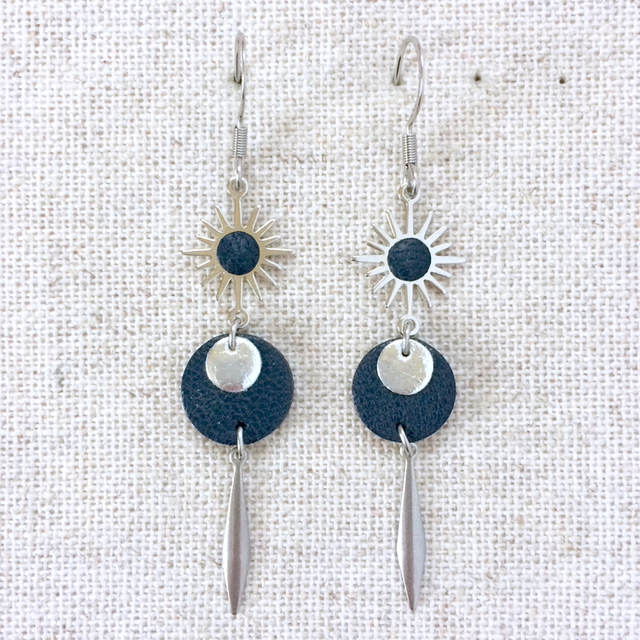 Boucles d’oreilles « Giocoso semi lungo » argentées, cuir bleu gris foncé
