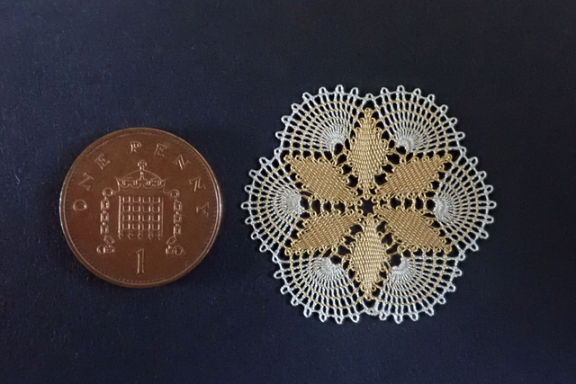 Christmas Table Mat, Round - Cream/Gold Silk Lace (C4)