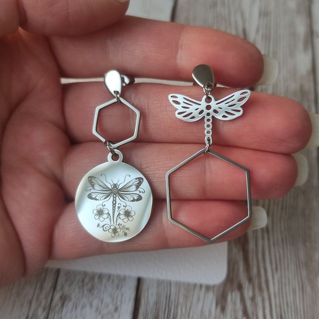 Boucles d&#039;oreilles &quot;Asymétrique&quot; Libellule 2 gravée