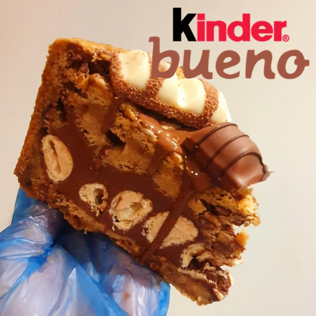 Kinder Bueno Cookie Pie Slice