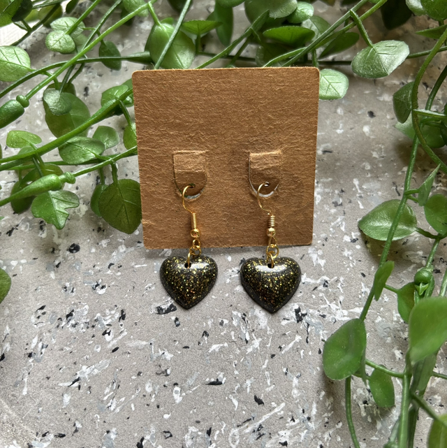 Boucles d’oreilles résine noires dorées à paillettes 