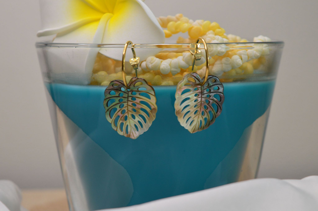 Boucles d'oreilles - créole dorée acier inoxydable 2cm - feuille "APE" en nacre 2,5 cm