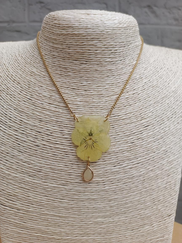 Collier Fleur séchée Pensée Jaune 