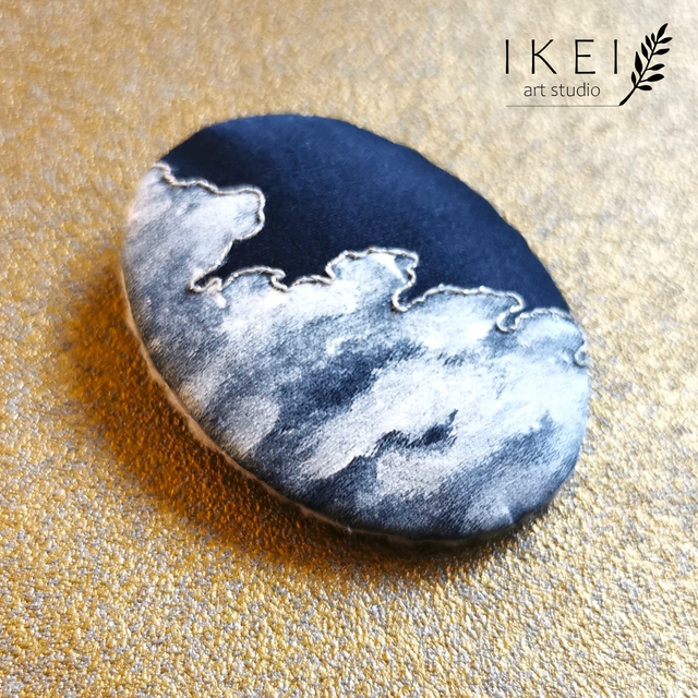 Silver lining brooch (variant 3)