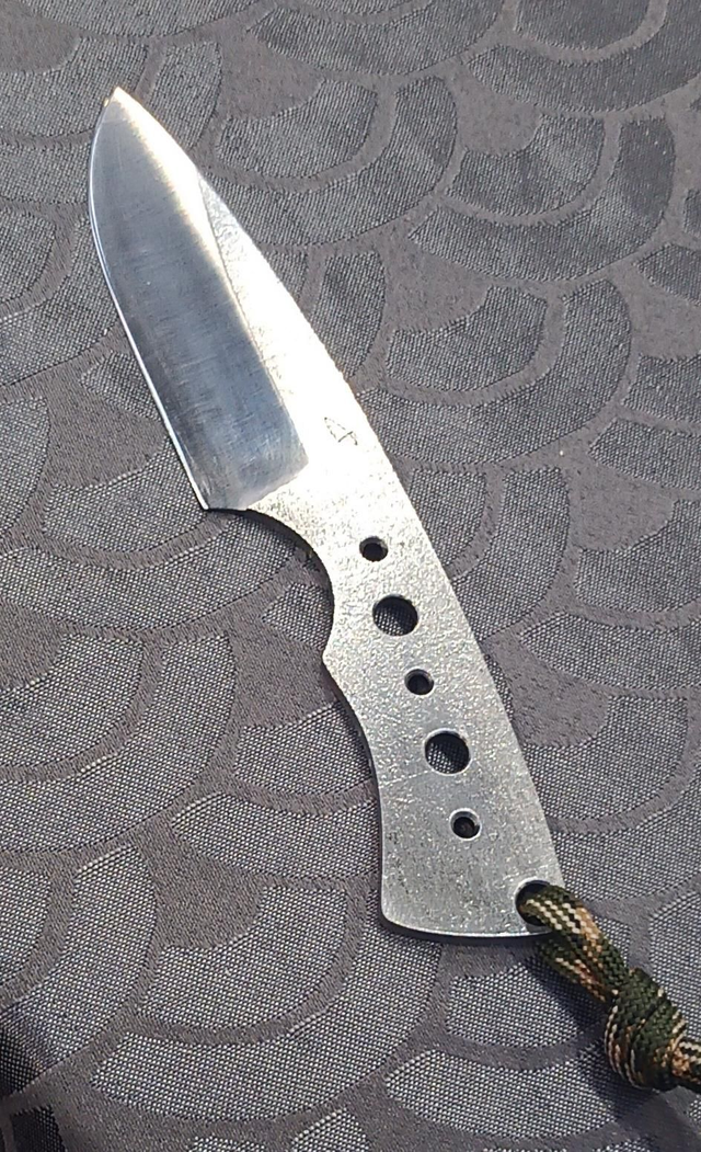 Couteau neck squelette 