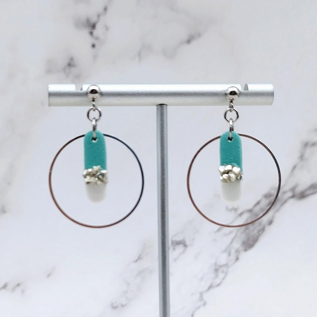 Boucles d&#039;oreilles &quot;Olye&quot; Bleu, Blanc et Rocaille argentée