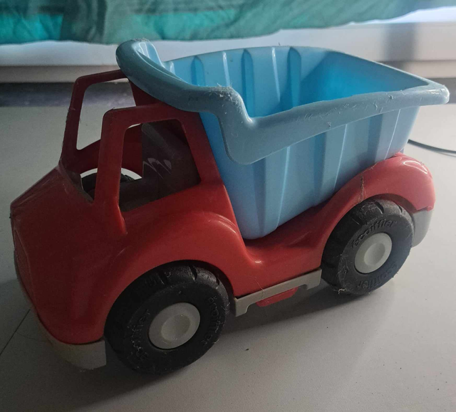 Camion rouge avec benne bleu