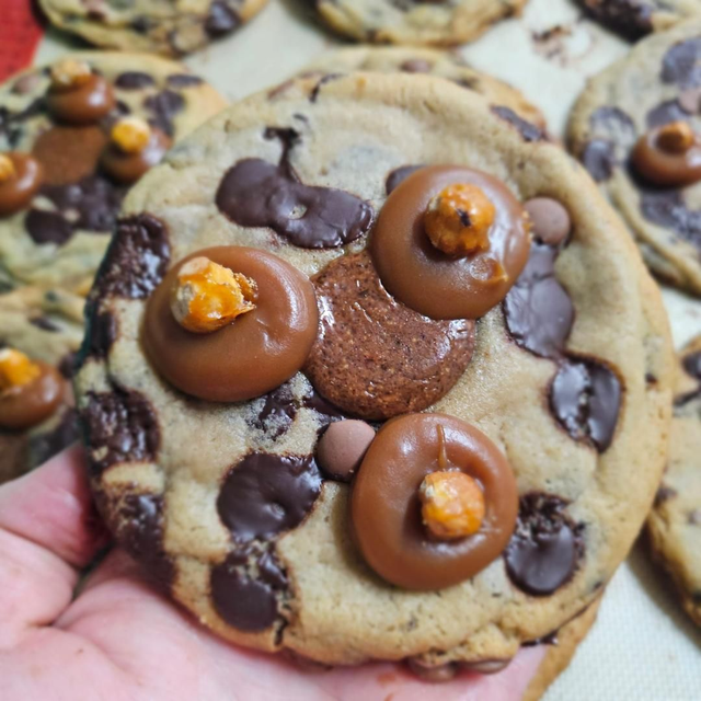 XL CHOCOLATE COOKIE WITH TOPPING