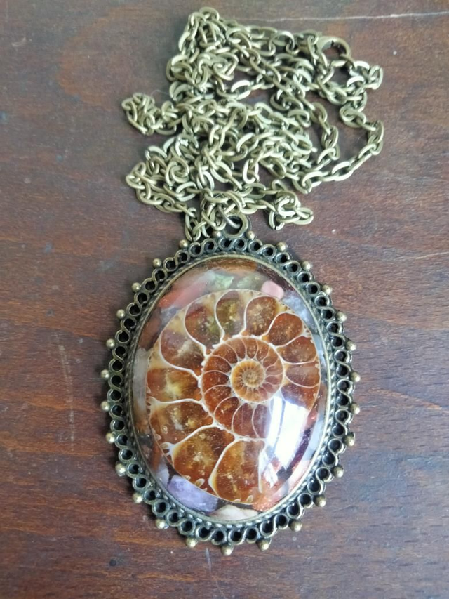 Pendentif style ancien avec inclusion d'une ammonite et de pierres semi-précieuses 