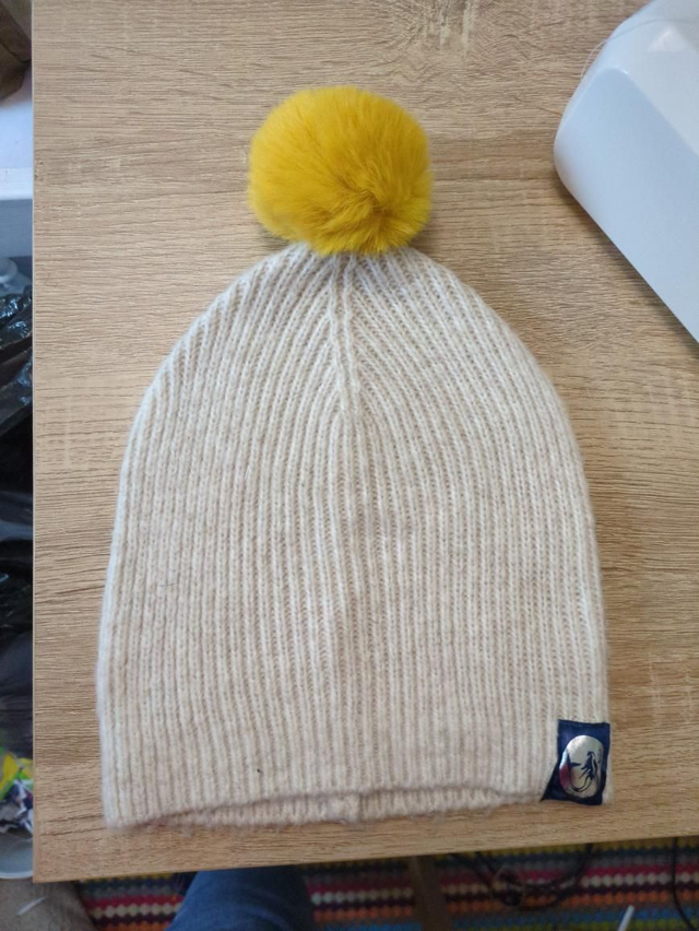 Hat with bobble 
