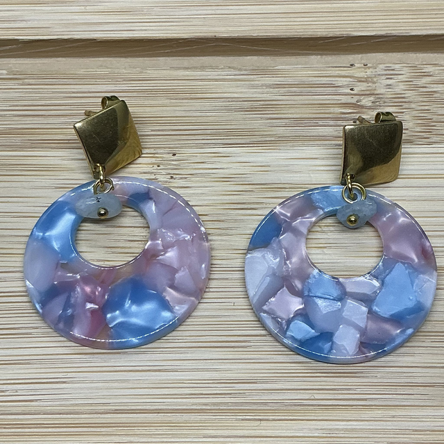 Boucles d'Oreilles Puces Carrées Dorées – Grand Cercle Acétate Marbré Bleu et Rose