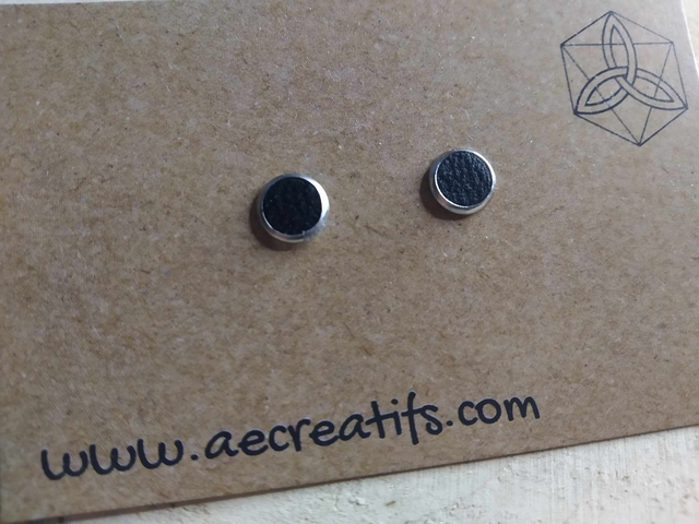 Boucles d&#039;oreilles puces cuir noir 