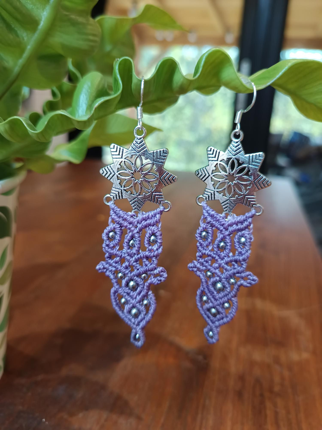 Boucle d'oreille violette et argenté 