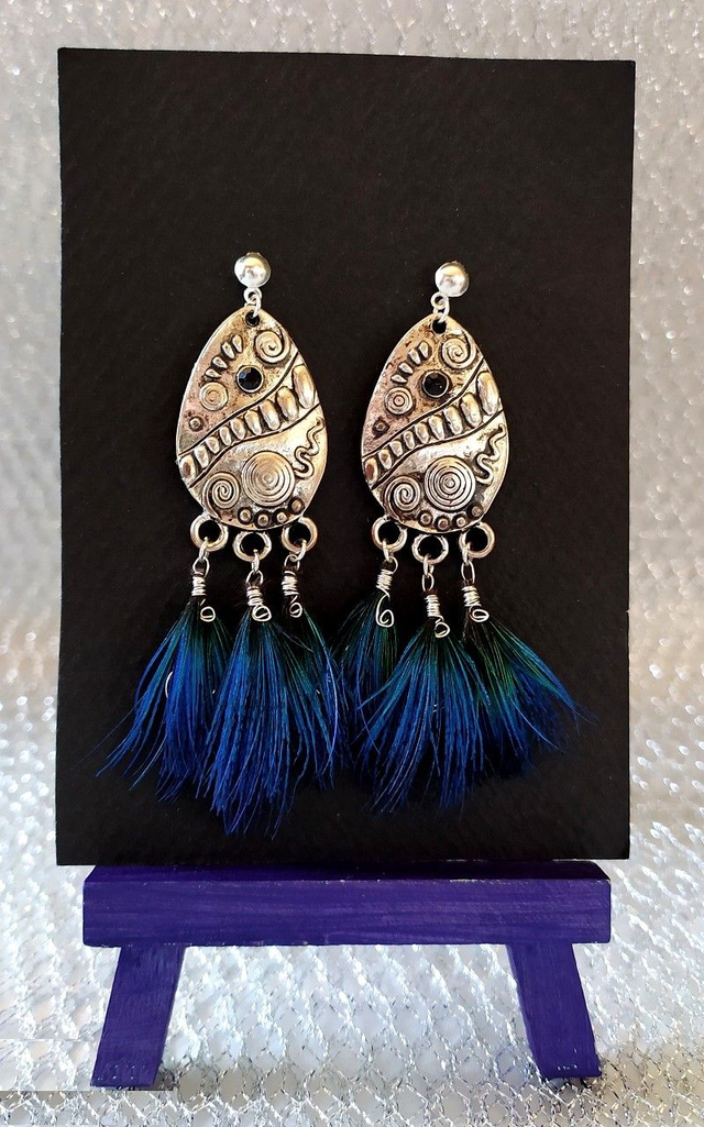 Clous d'oreilles pendentif fantaisie, plumes de paon bleu