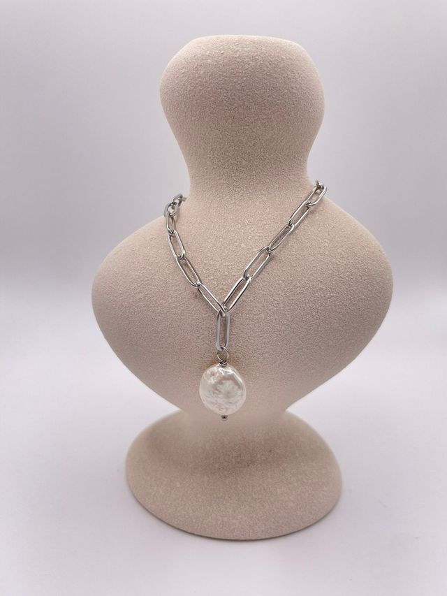 MOONLIGHT DROP – Silberfarbene Kette mit ovaler Süßwasserperle