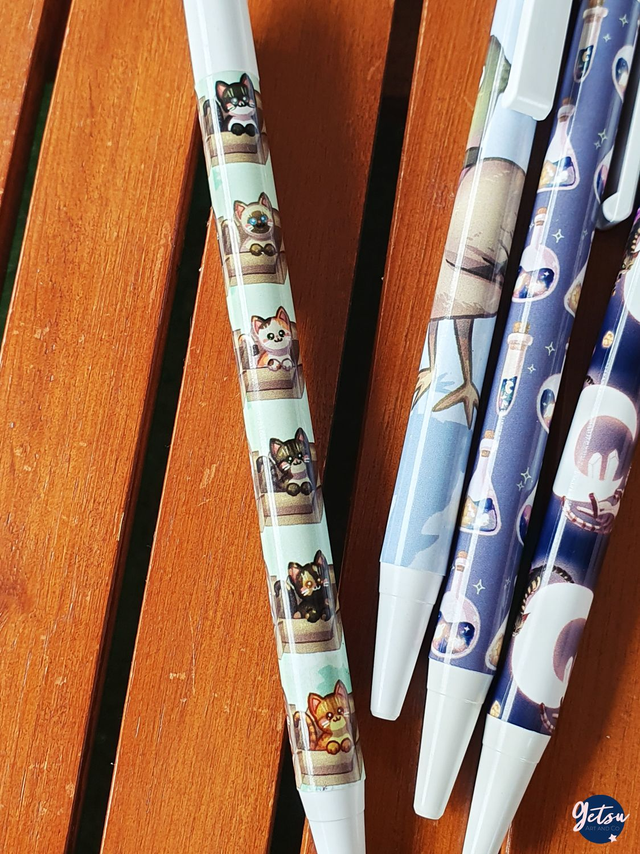 Stylo 12 chats dans des cartons