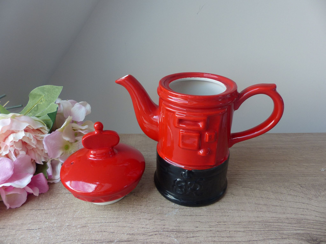 Théière Vintage Price Kensington – Boîte aux Lettres Anglaise – Céramique Rouge et Noire – Fabriquée en Angleterre