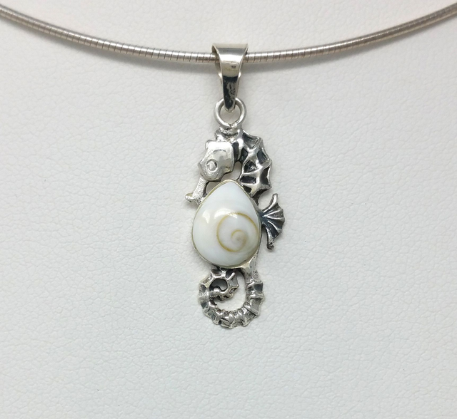 PENDENTIF HIPPOCAMPE EN OEIL DE STE LUCIE VENDU SANS CHAINE - OSLP170220