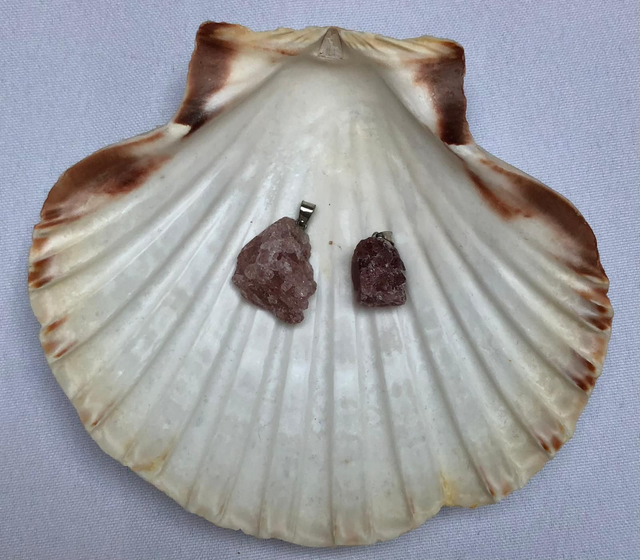 Pendentif Pierre Brute en Quartz Fraise