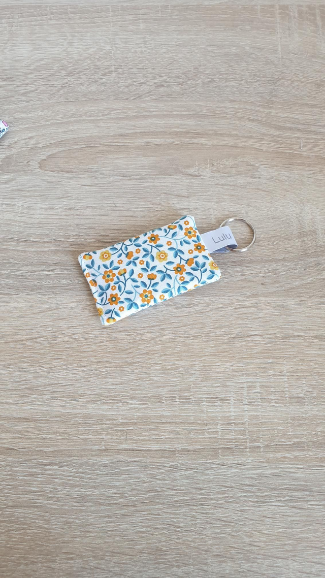 Porte clés A PERSONNALISER fleuri bleu jaune