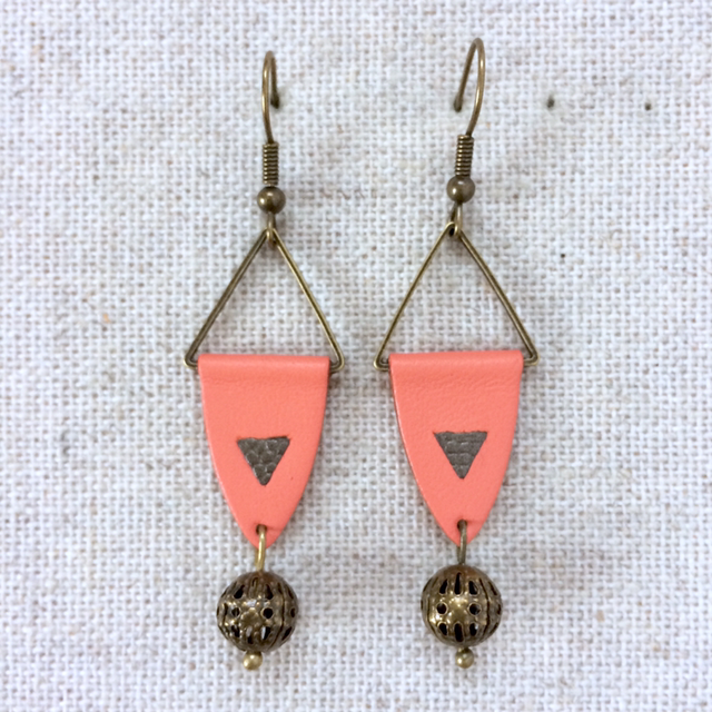 Boucles d’oreilles « Clé d’Ut » bronze, cuir saumon et bronze