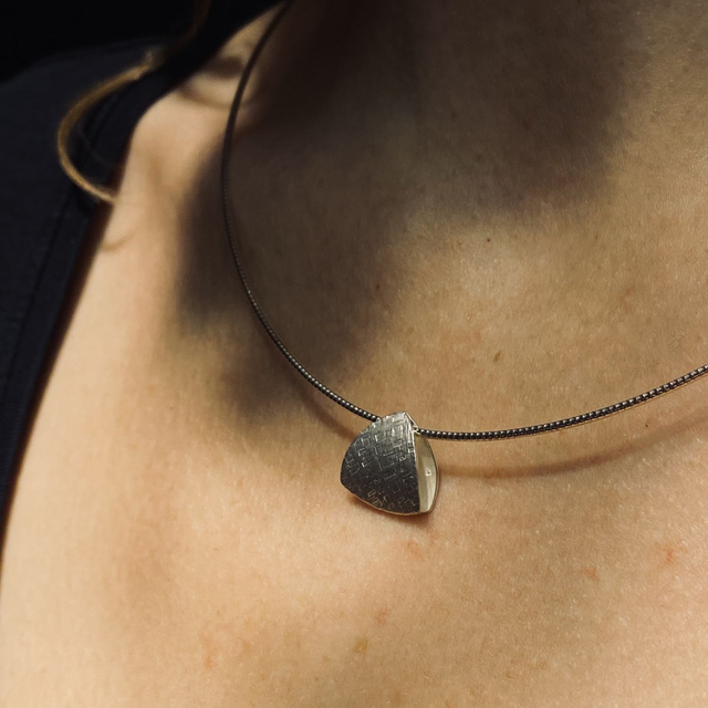 J839 CIONDOLO ARMOR QUADRATINI