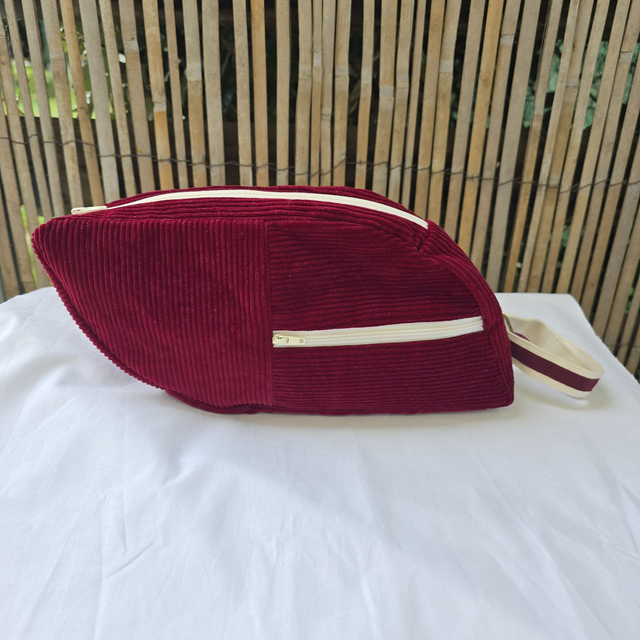 Sac banane réinventé, design asymétrique unique. Velours côtelé large, éco-conception.