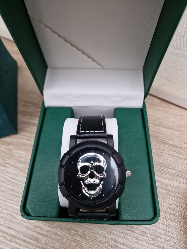 Montre Cuir Noir Tête De Mort Argentée