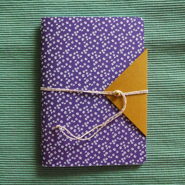 Carnet de notes A5 fait main, couverture souple avec fermeture - pâquerettes violettes