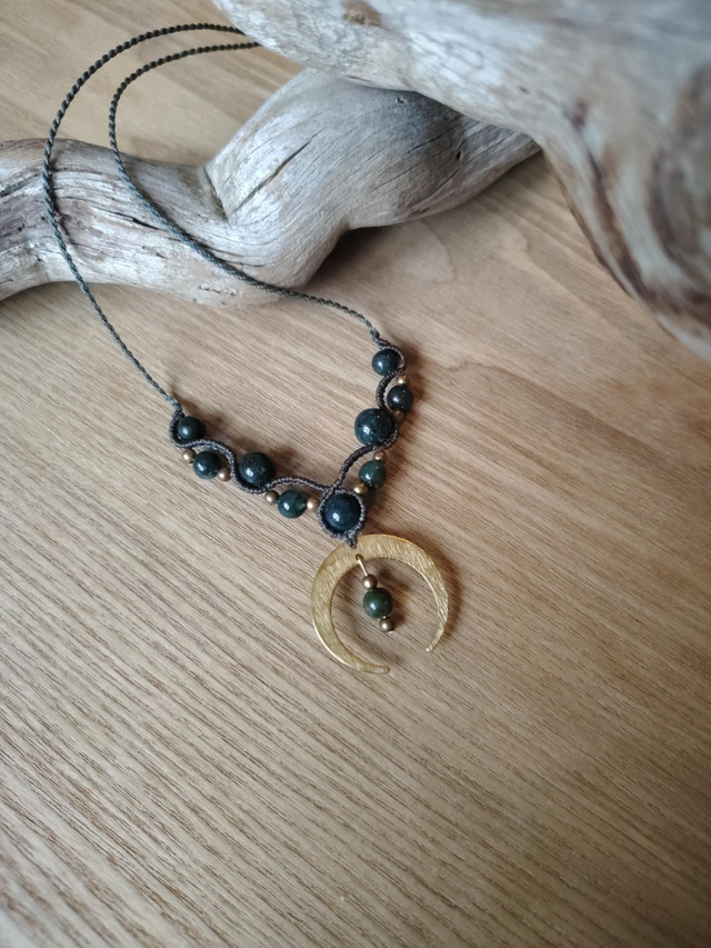 Collier lune inversée et pierres fines