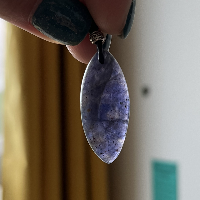 Pendentif en Iolite ou Cordiérite et apprêt argent