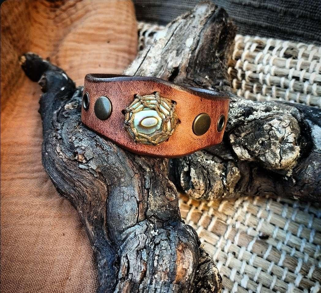 Bracelet fin avec sa pierre en nacre d&#039;ormeau 