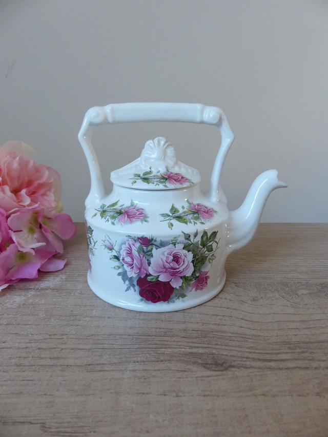 Théière romantique Vintage Arthur Wood – Élégance Made in England – Décor floral de roses rouges– Idée cadeau ou décoration cottage chic