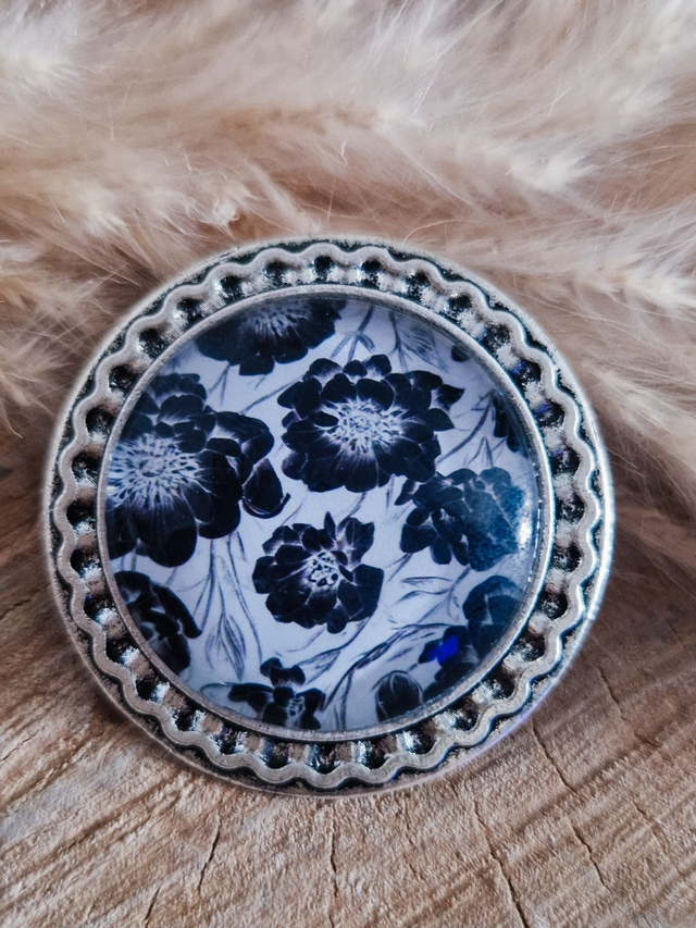 Broche cabochon "Fleurs noirs" - Support argenté 