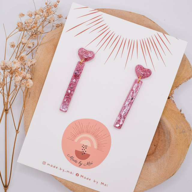 Boucles d&#039;oreilles roses pailletées en résine