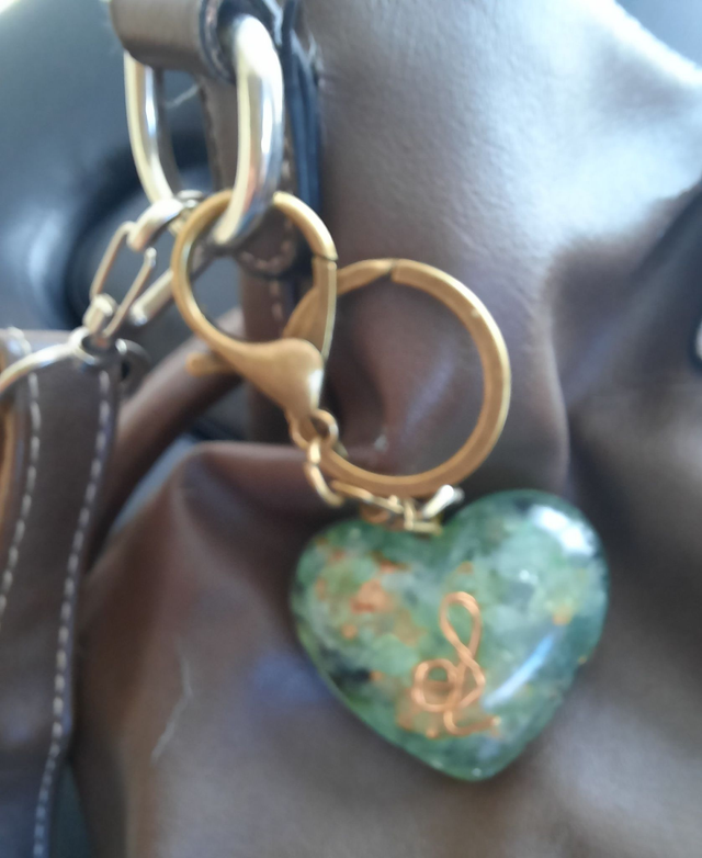 Bijou de Sac Coeur Orgonite Aventurine verte / Jade néphrite