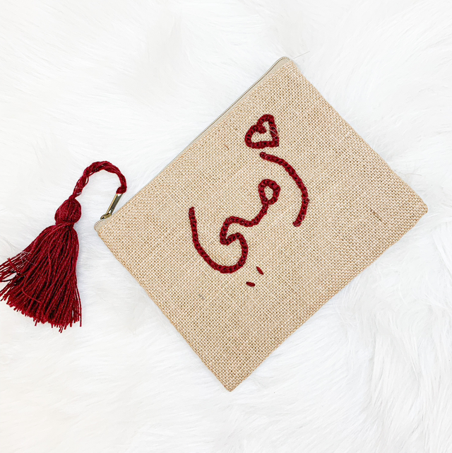 Pochette en jute brodée en arabe Oummi 