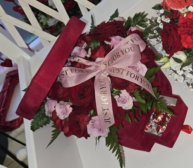 🌹 Luxury Red Rose Gift Box with Chocolates