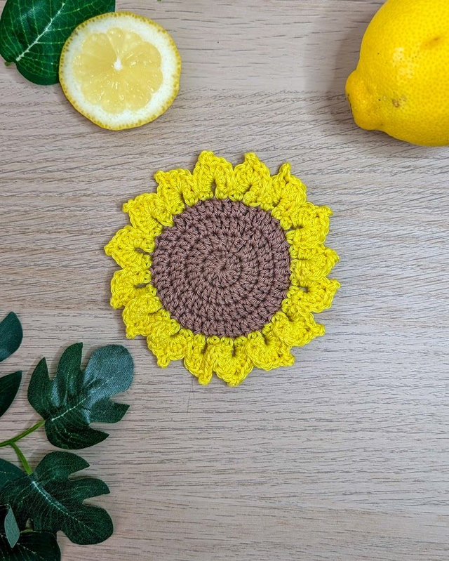 Lot de deux dessous de verre tournesol au crochet  – Fait main & déco d'été naturelle